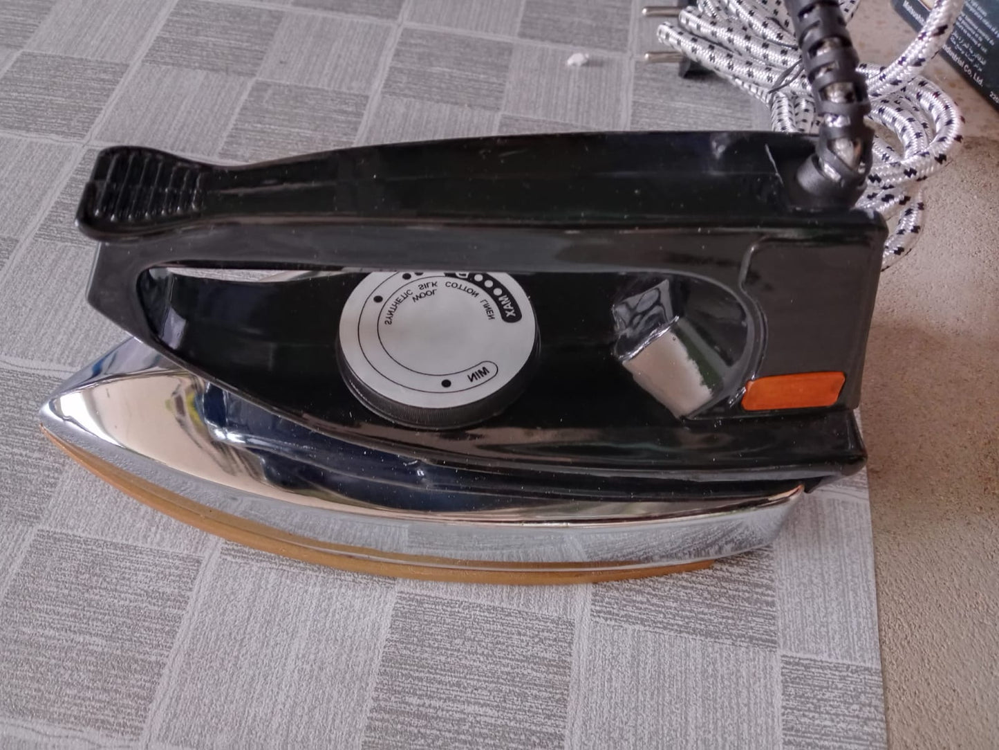 Iron Light Weight Random Color Iron Pro - Istri - Dry Iron - Electric Iron - Best For Traveling - 220volt - 1000 Watt - Fast And Efficient - Powerful Pressing - For All Fabrics - Garment Presses