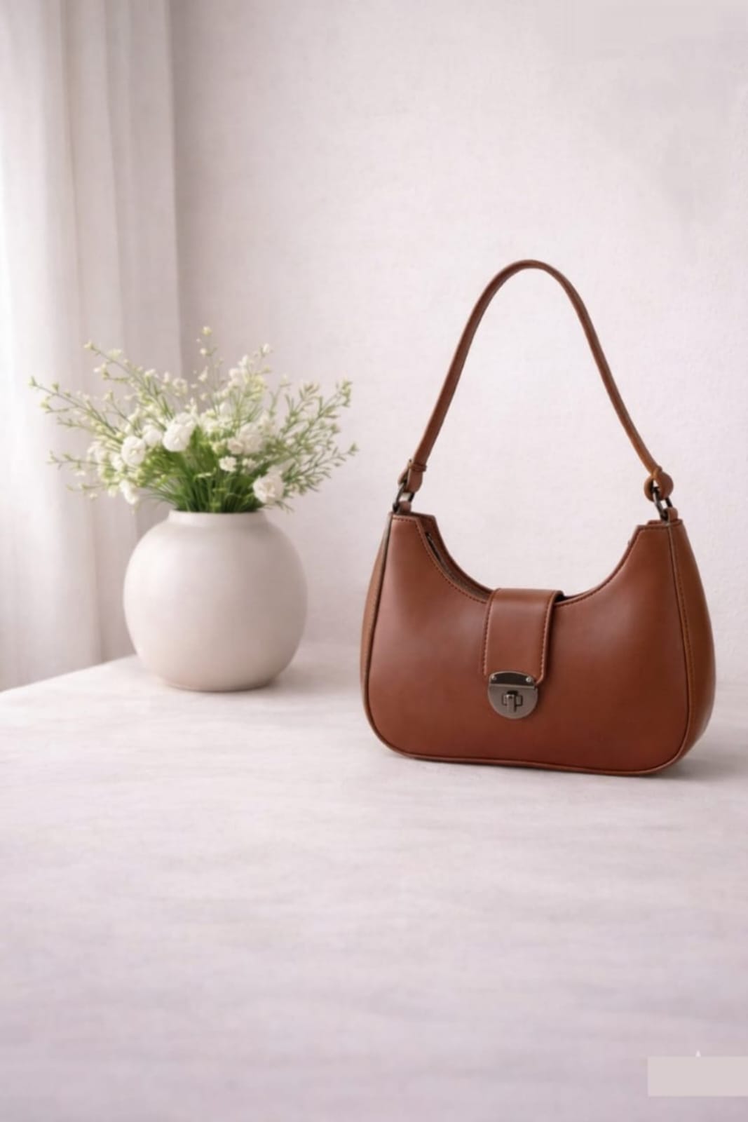 Luna Lock Shoulder Bag – Minimalist Design With Metallic Clasp – Pink
